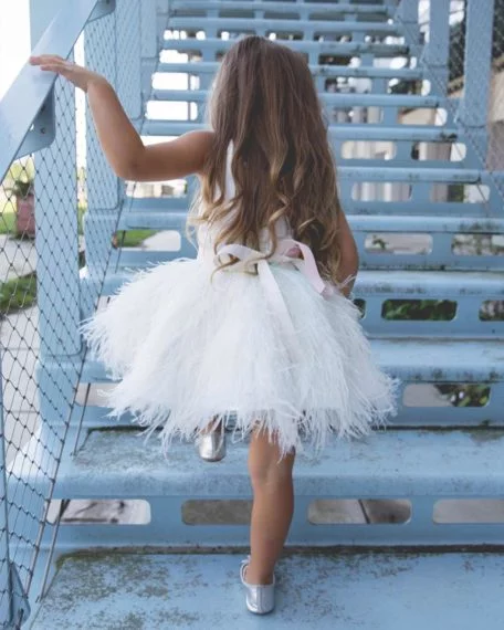 bruidsmeisje jurk tule ivoor gebroken wit off white Verenjurkje veren veertjes bruidsmeisjes jurkje jurk jurken kind meisje meisjes kinderen bruidsmeisjesjurkje Kinderbruidsjurkje verenjurk so cute! kinderbruidsmode meisje feestjurkje roze maat 122