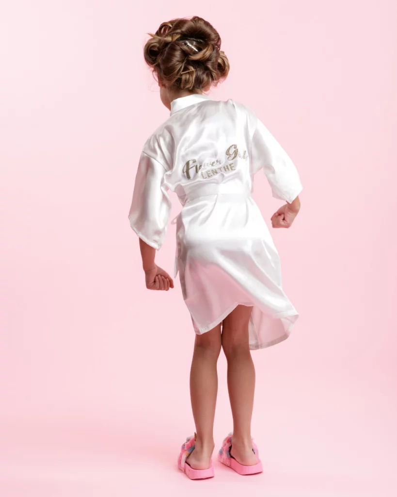 badjasje met naam badjas ochtendjas satijn bruidsmeisjes kort jurkje tule jurk jurken kind meisje meisjes ivoor kinderen kant bruidsmeisjesjurkje jurk Mila Kinderbruidsjurkje verenjurk so cute! kinderbruidsmode meisje feestjurkje ivoor gebroken wit off white trouwen bruiloft