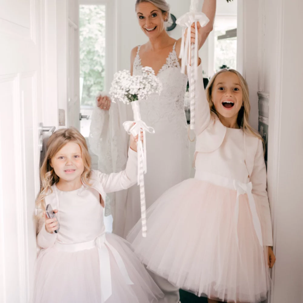 bruidsmeisjes jurkje Kinderbruidsjurkje kinderbruidsmode meisje roze zachtroze tule satijn communie communiekleding communiejurk bolero webwinkel jurk Mila