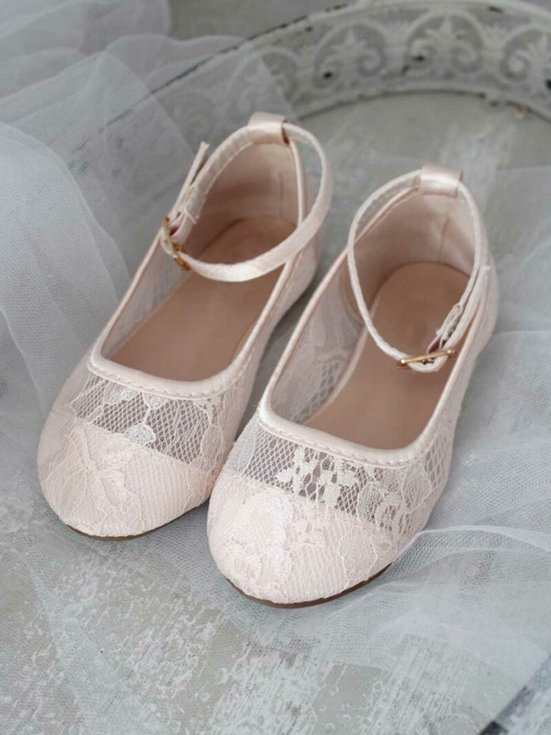 Lichtroze ballerina’s van kant met enkelbandje