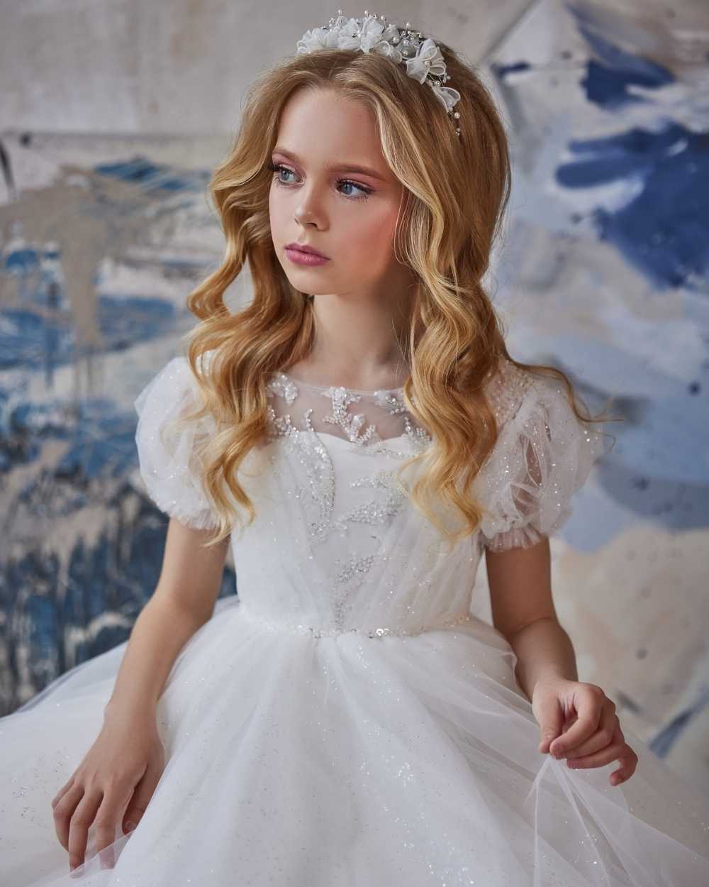 Meisje in bruidsmeisjes jurk met pofmouwen