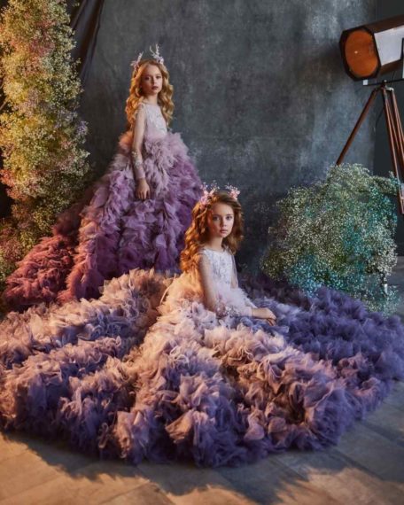 Meisje in paarse feest jurk