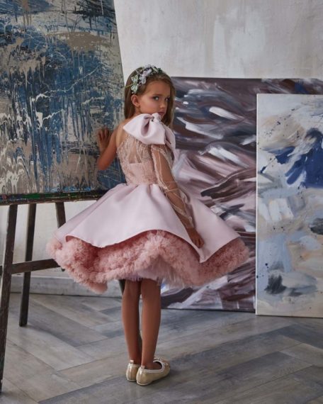 Meisje in korte roze jurk
