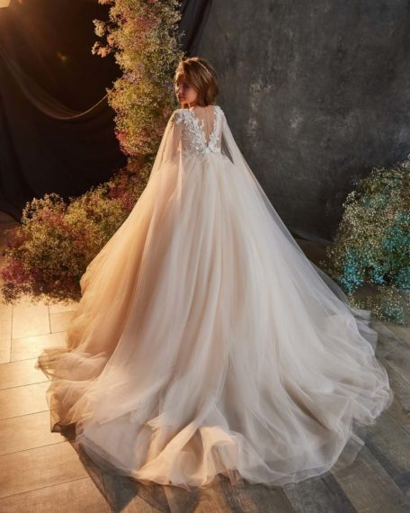 Meisje in lange bruidsmeisjes jurk