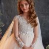 Meisje in lange bruidsmeisjes jurk