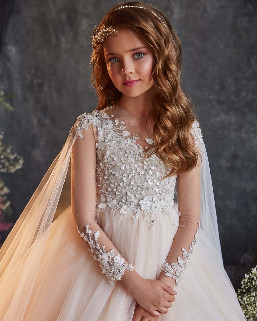 Meisje in lange bruidsmeisjes jurk