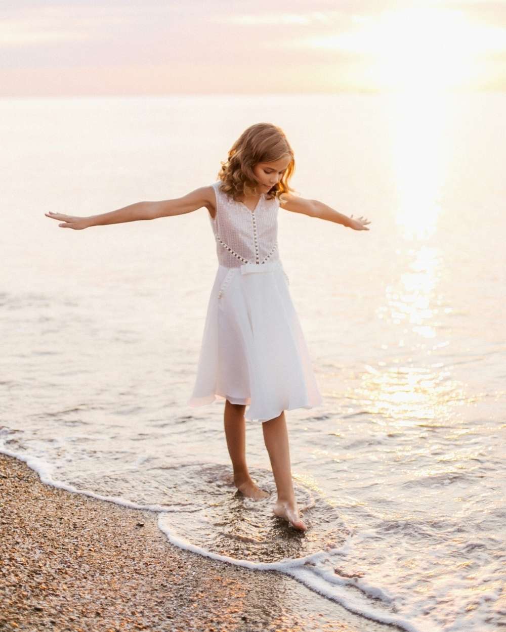 Meisje in jurkje met parels