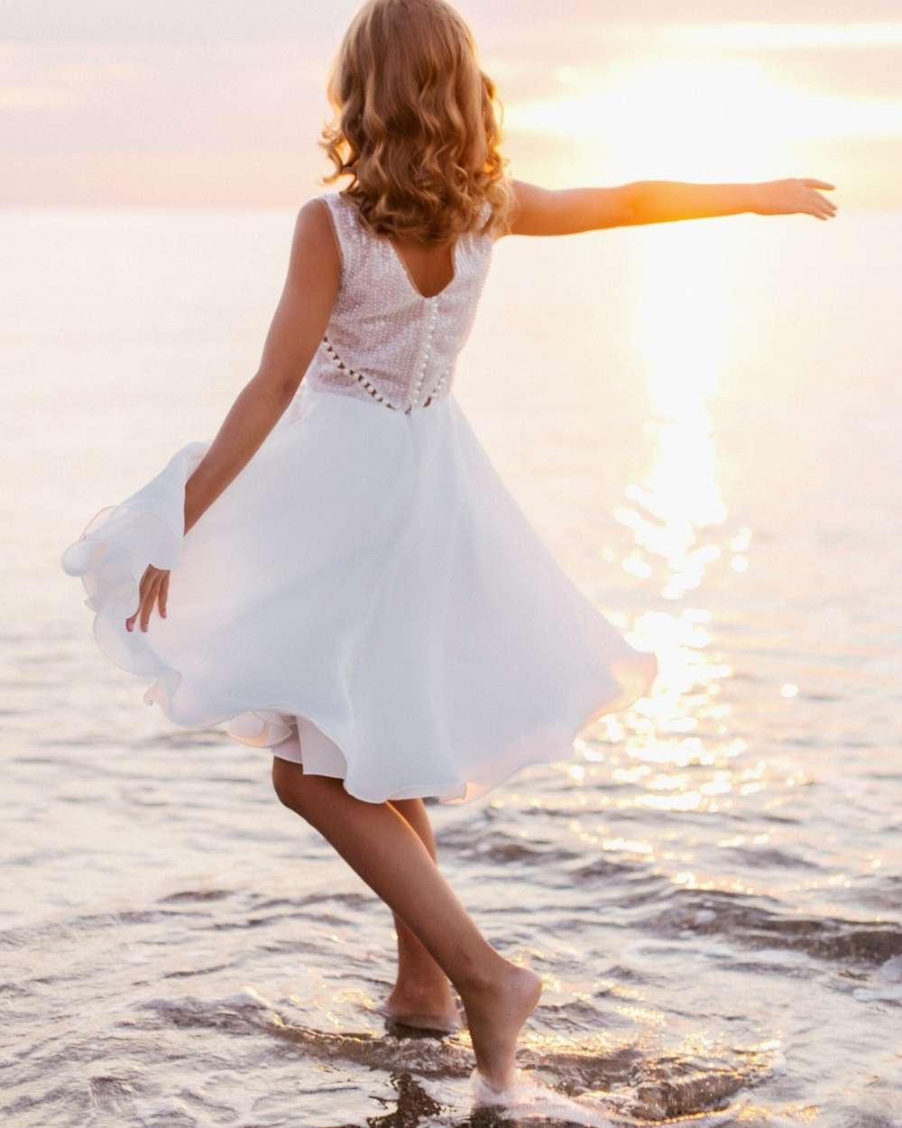 Meisje in jurkje met parels