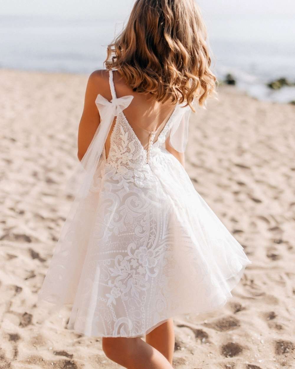 Bruidsmeisjes op strand in jurkje