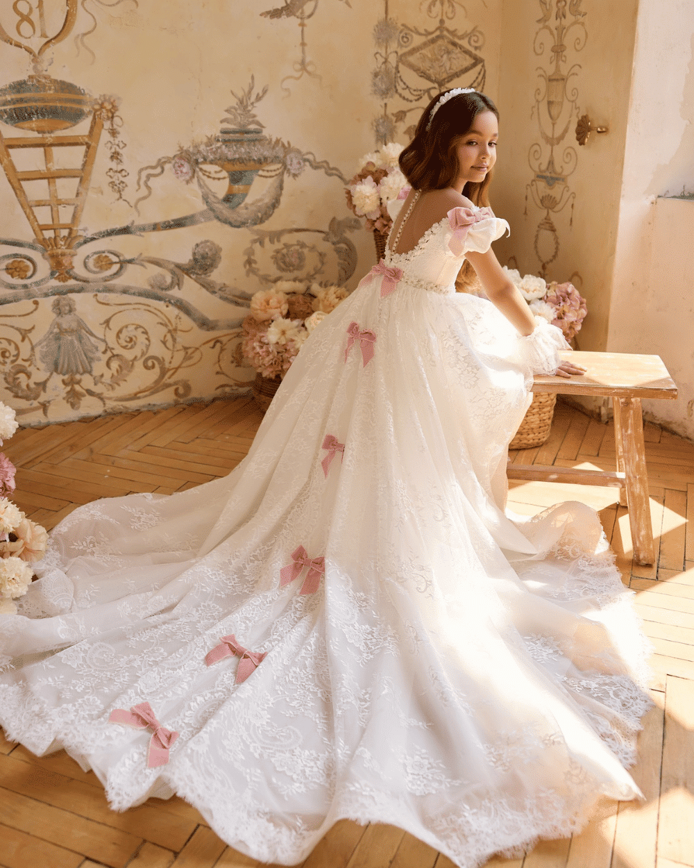 Communiejurk voor meisjes met lange sleep, ivoor kant en roze strikken uit de So Cute winkel