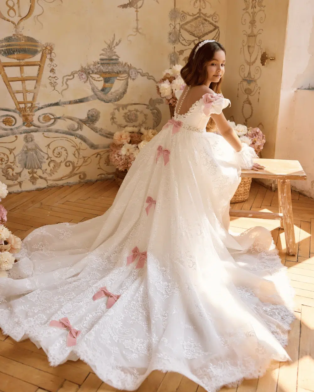 Communiejurk voor meisjes met lange sleep, ivoor kant en roze strikken uit de So Cute winkel