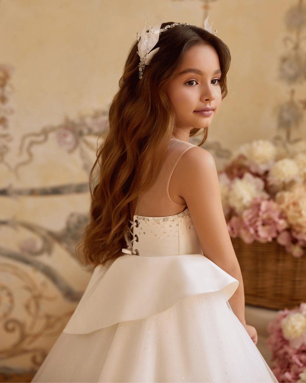 Communiejurk ivoor met transparante schouderbandjes, parelversieringen en klassieke tule rok.