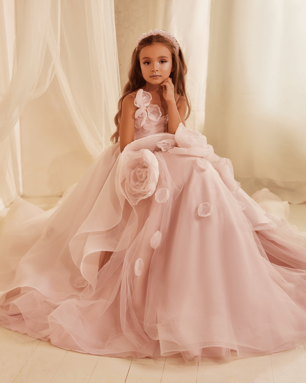 Roze communiejurk met sleep en grote bloemen