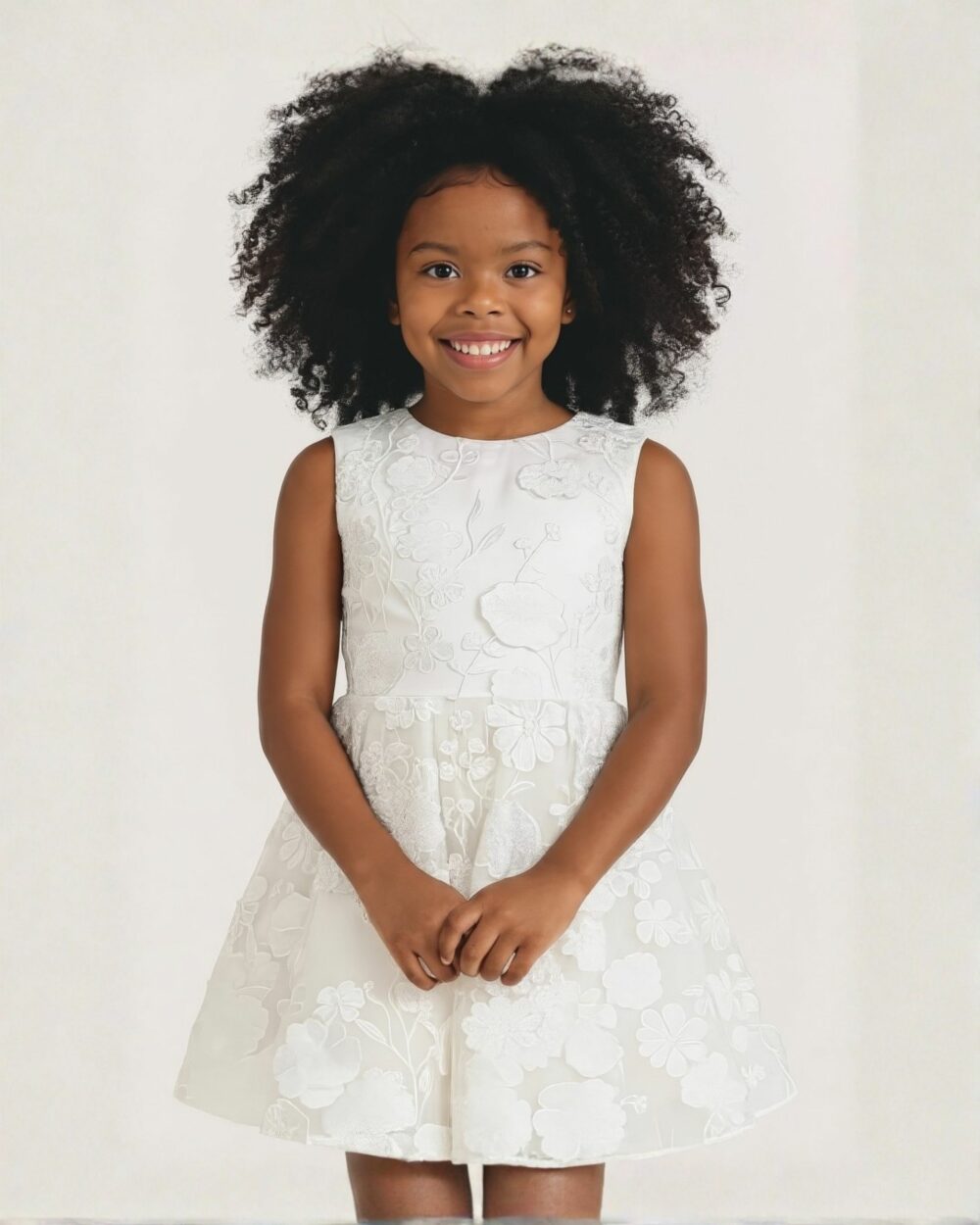 Vooraanzicht van meisje in ivoren jurk