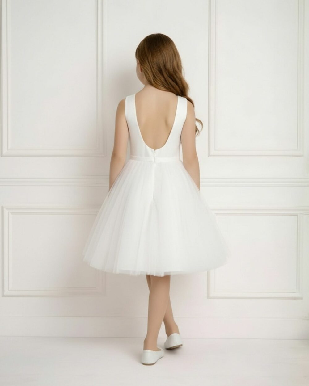 Jurkje met blote rug bij meisje aan