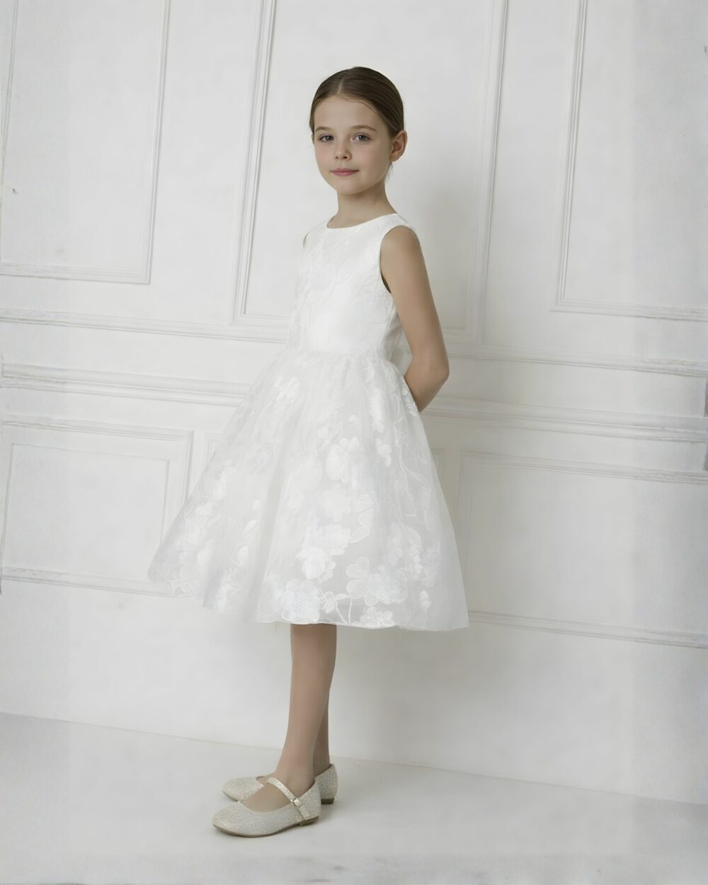 Meisje in ivoren jurkje