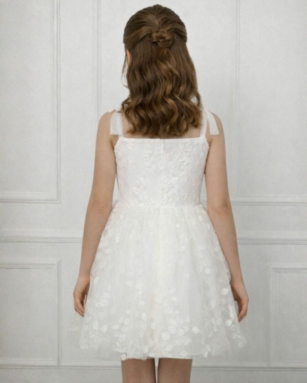 Achterkant van meisje in jurkje