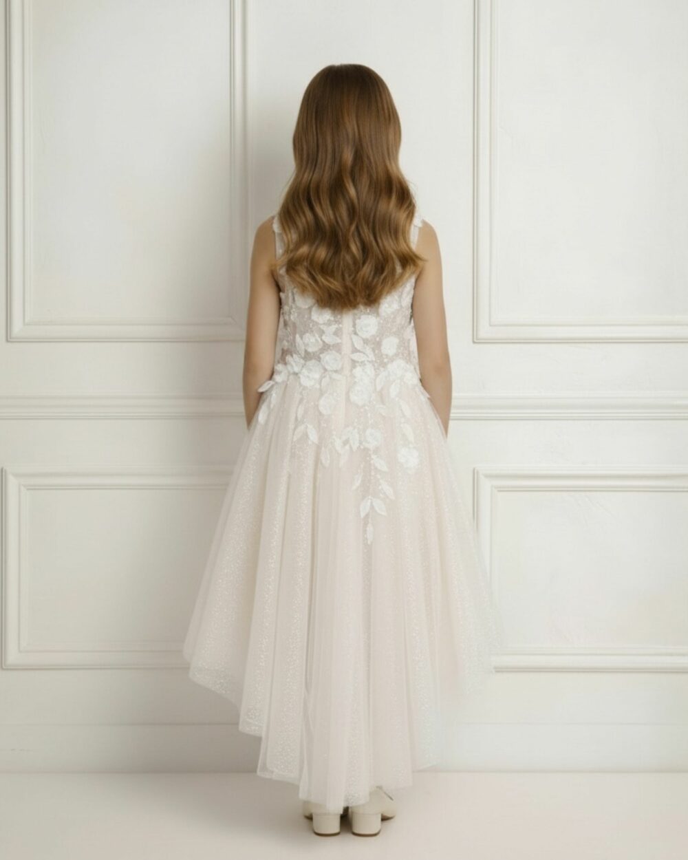 Bruidsmeisje in jurk aan de achterkant