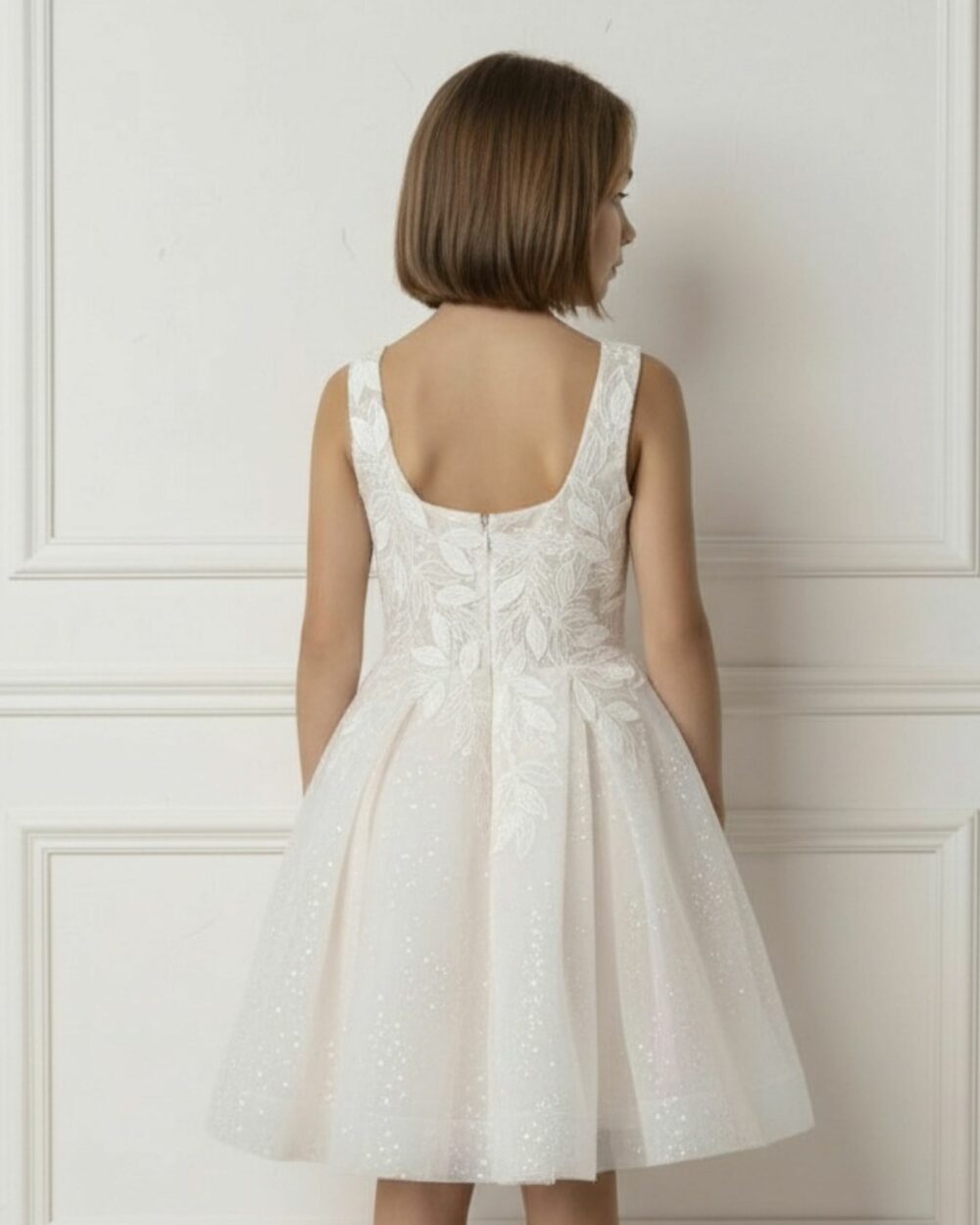 tiener in bruidsmeisje jurkje