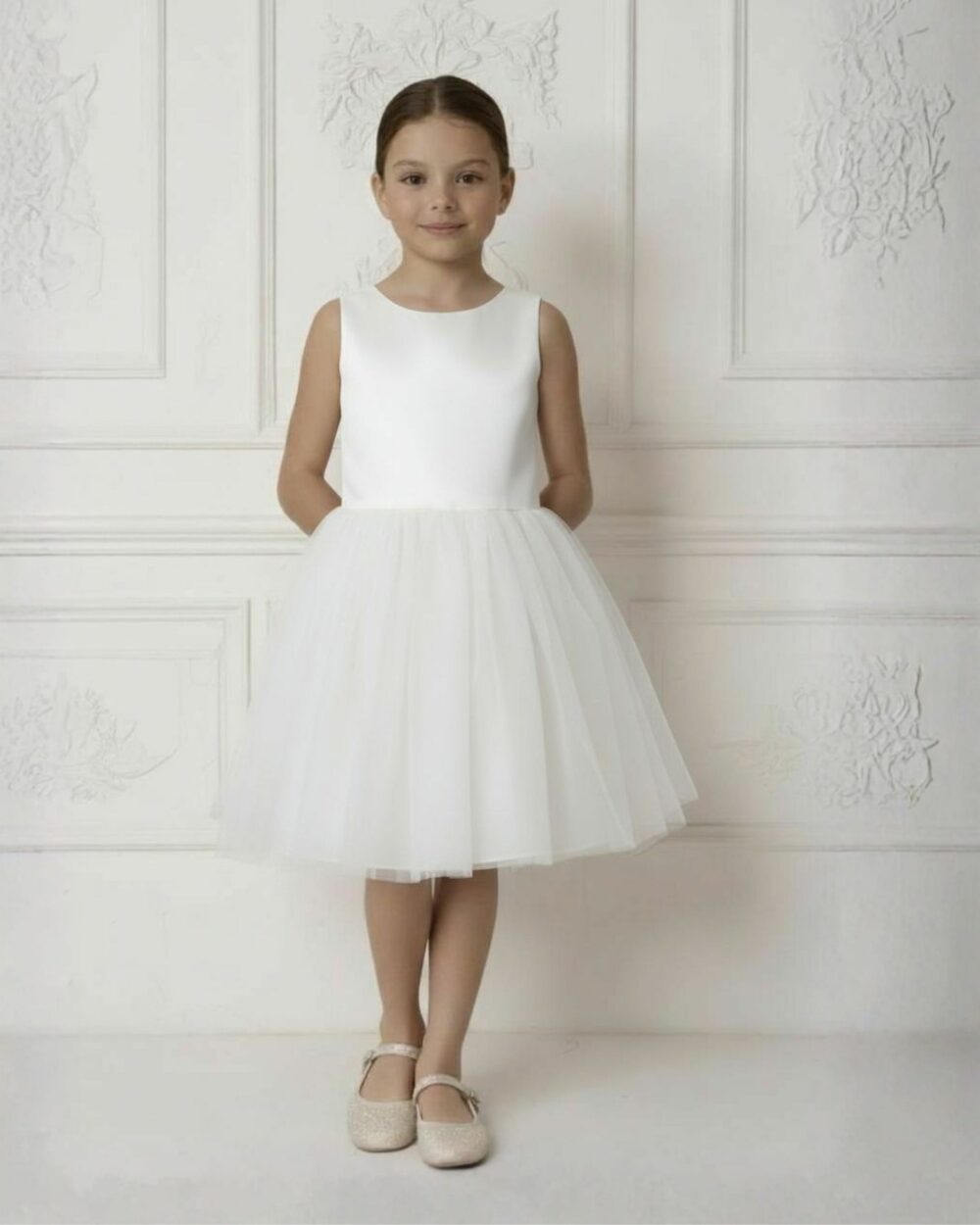 satijnen jurkje bij meisje aan