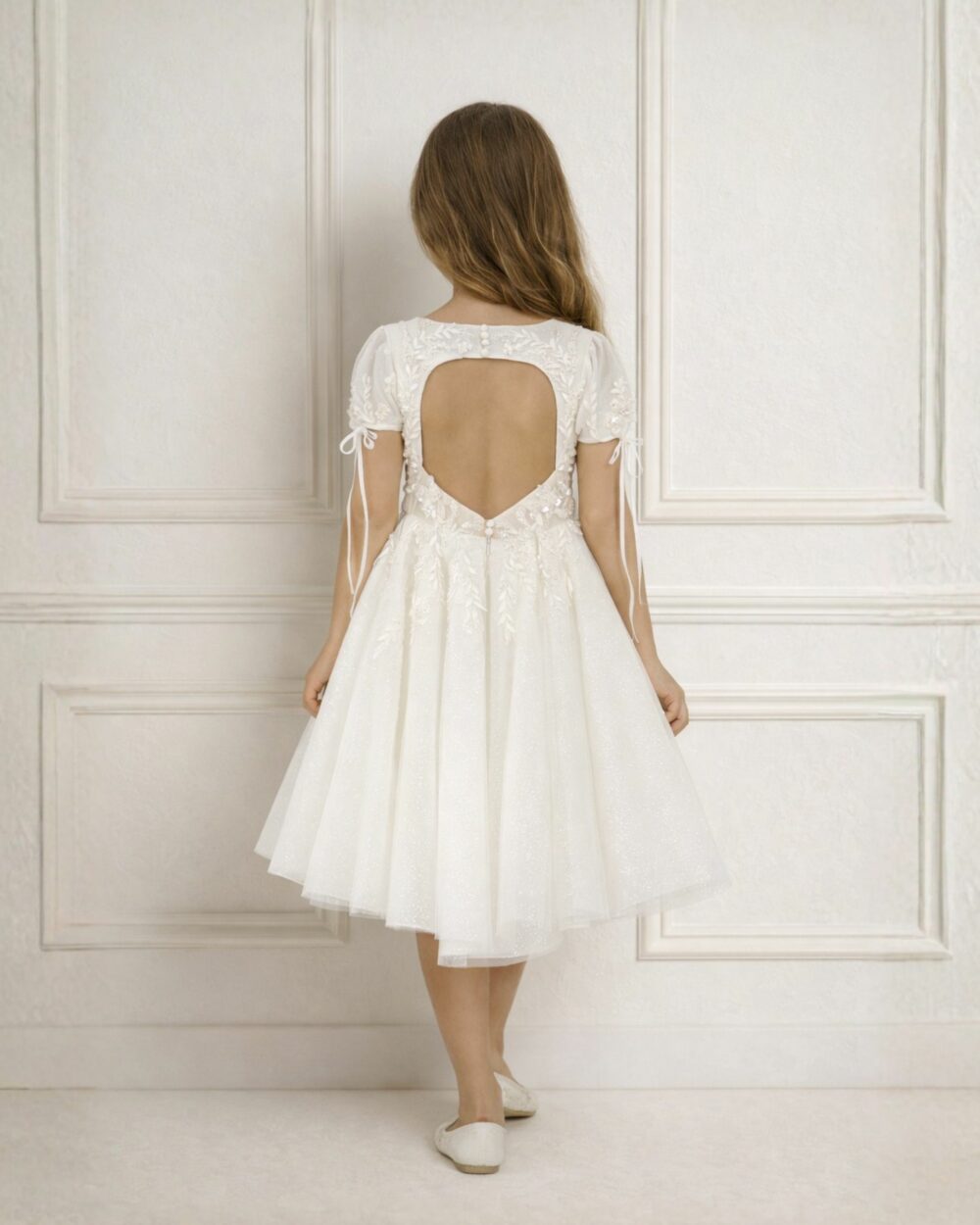 Bruidsmeisje met pofmouwen en blote rug