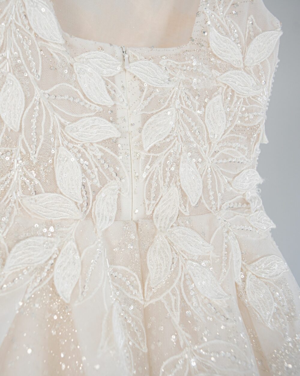 detail van bruidsmeisje jurkje met blaadjes