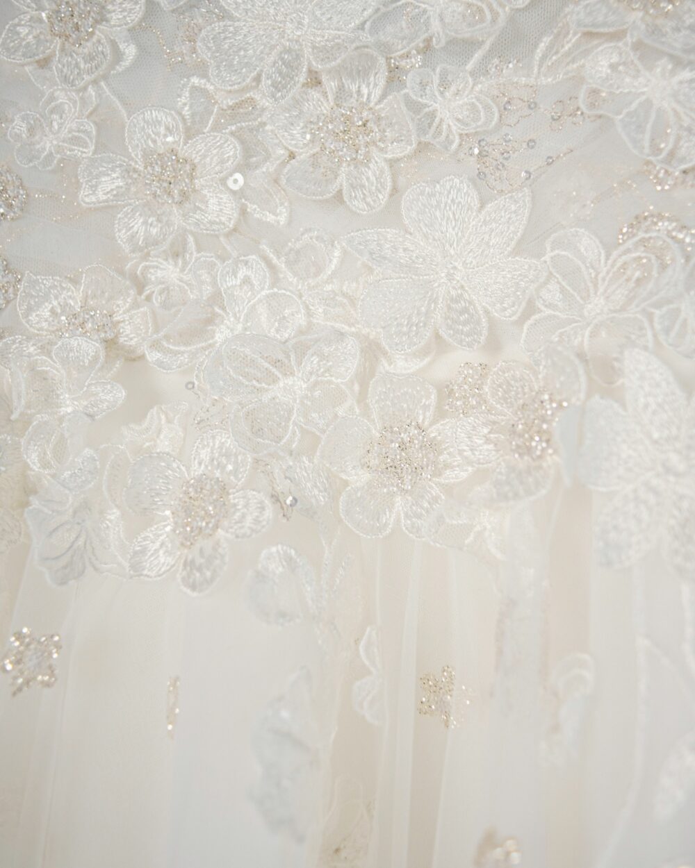 wit kinderjurkje met bloemen detail